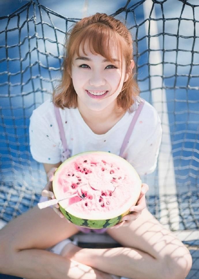 可爱西瓜少女网球场甜美阳光写真图片