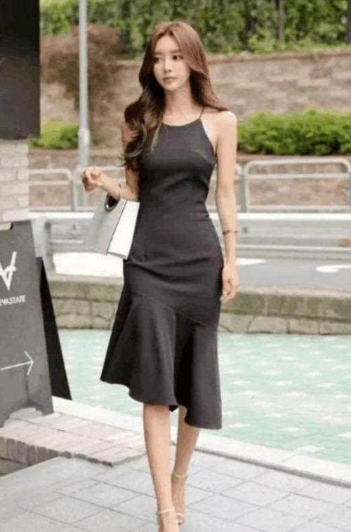 这位美女非常的优雅，其黑色长裙把她的身材衬托的非常的好！