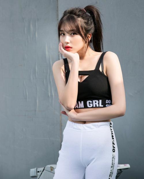 个性张扬的打底裤美女，潮流感十足，秀出曼妙身材！