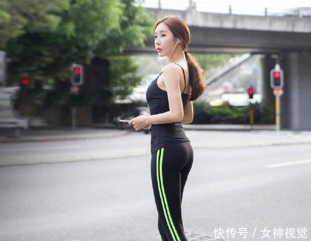 新颖个性的打底裤美女，塑造美丽形象，让人百看不厌！