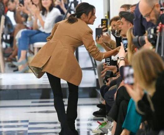 贝嫂携家人现身伦敦时装周，小贝胖了！儿子变摄影师，还是小七美