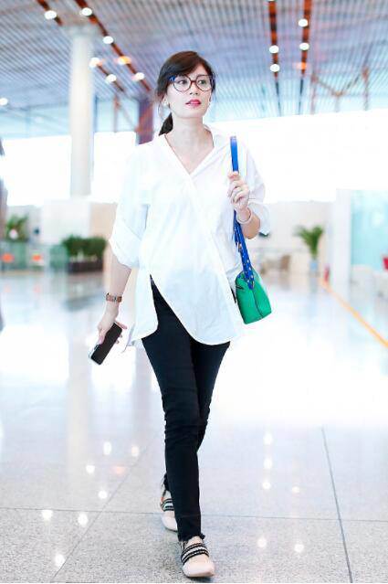 44岁贾静雯衬衣斜着扣就算了，领子还只有一边，网友：假不正经