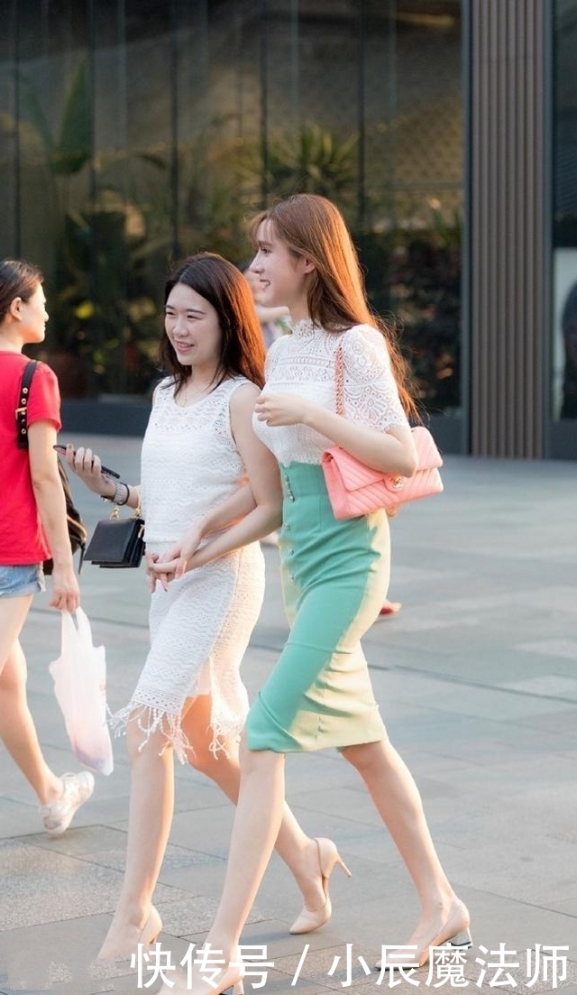感觉|路人街拍,小姐姐柔美的休闲衫搭配半裙,时尚又动人
