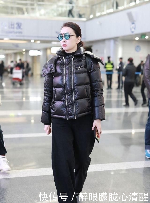 『 徐峥』把行李箱当马骑,长相像爸爸徐峥很俏皮,陶虹女儿罕见正脸曝光