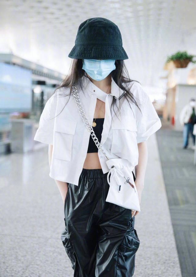 『短上衣和』迷人小蛮腰舍得藏着?短上衣高腰裤,腰部镂空更性感