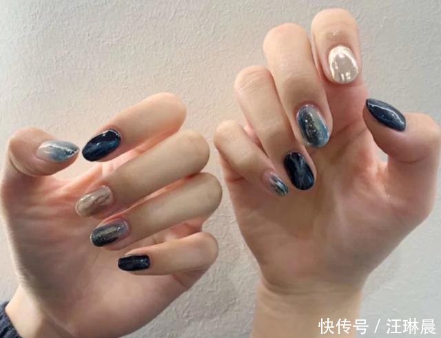  『镭射』春日美甲做起来，镭射美甲让颜色多变，“除了好看一无是处”