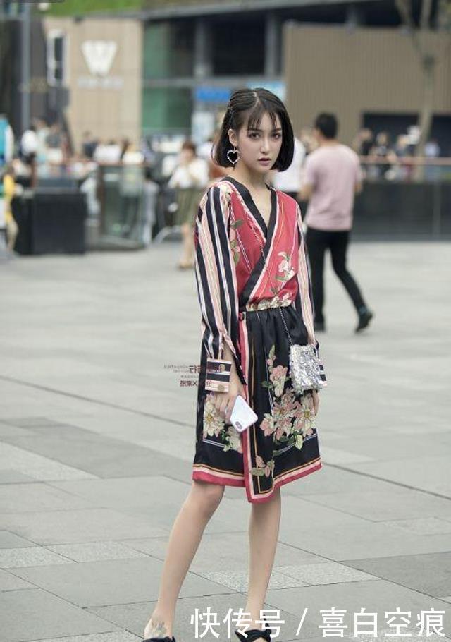  『小姐姐』路人街拍，小姐姐十分的时尚优雅，穿蕾丝连衣裙，那叫一个美