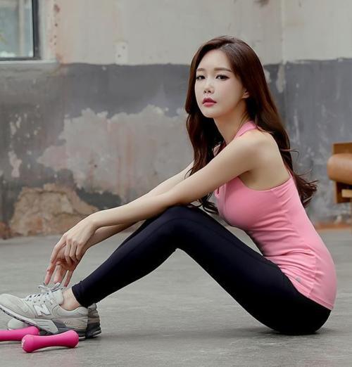 活力四射的打底裤小姐姐穿出曼妙身姿，这身材一看就是练过的！