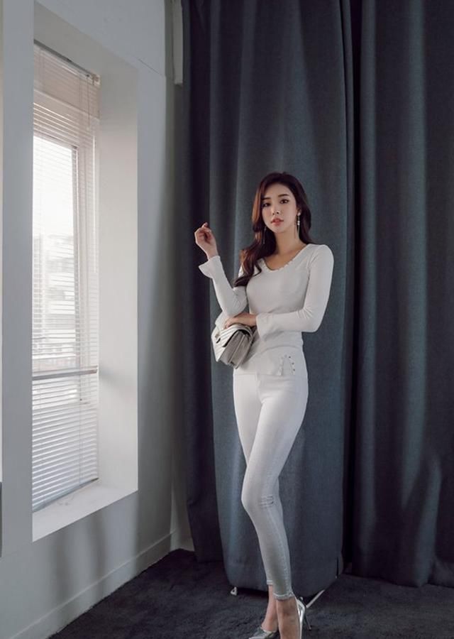 傲人身材的打底裤美女，黑色给人若隐若现迷人气息，十分吸睛！