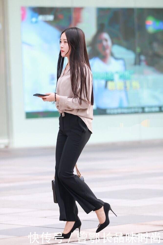 ?的路人街拍,长直发女神身材高挑,穿着更显靓丽,高跟鞋抢镜!!