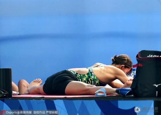 日本游泳名将大桥悠依热身 秀柔韧身段大长腿(图)