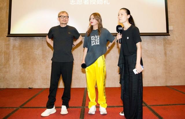 赵薇还挺会穿校服裤，谁说这衣服土了，那是你不会这么穿！