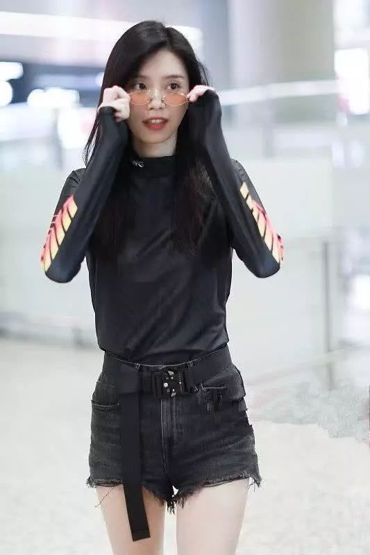 现在都以瘦为美?这么窄的短裤奚梦瑶都穿不满，网友:有没有100斤?