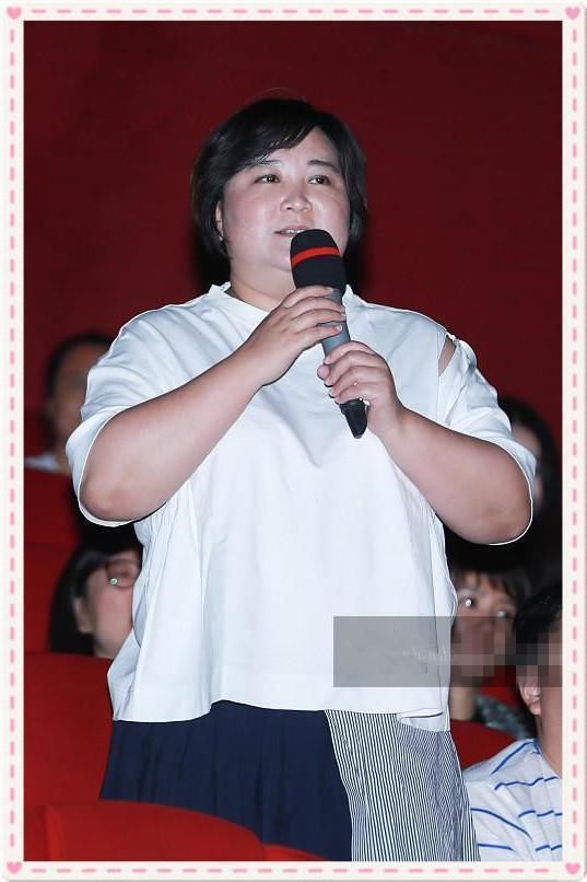 当160斤贾玲与86斤唐嫣同穿T恤衫，网友直呼：就算没胸我也要减肥