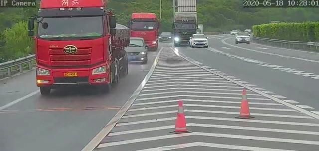 「辽A牌大货车」福建高速路上，司机一念之差，一家五口险丧命！