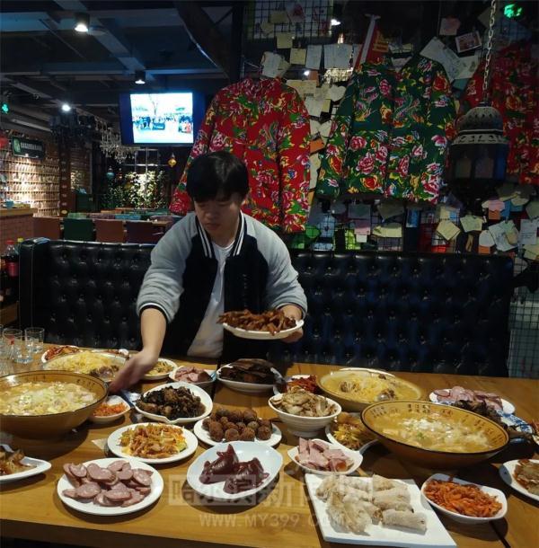 18道菜最先光盘的是它｜老道外青旅里的大年夜