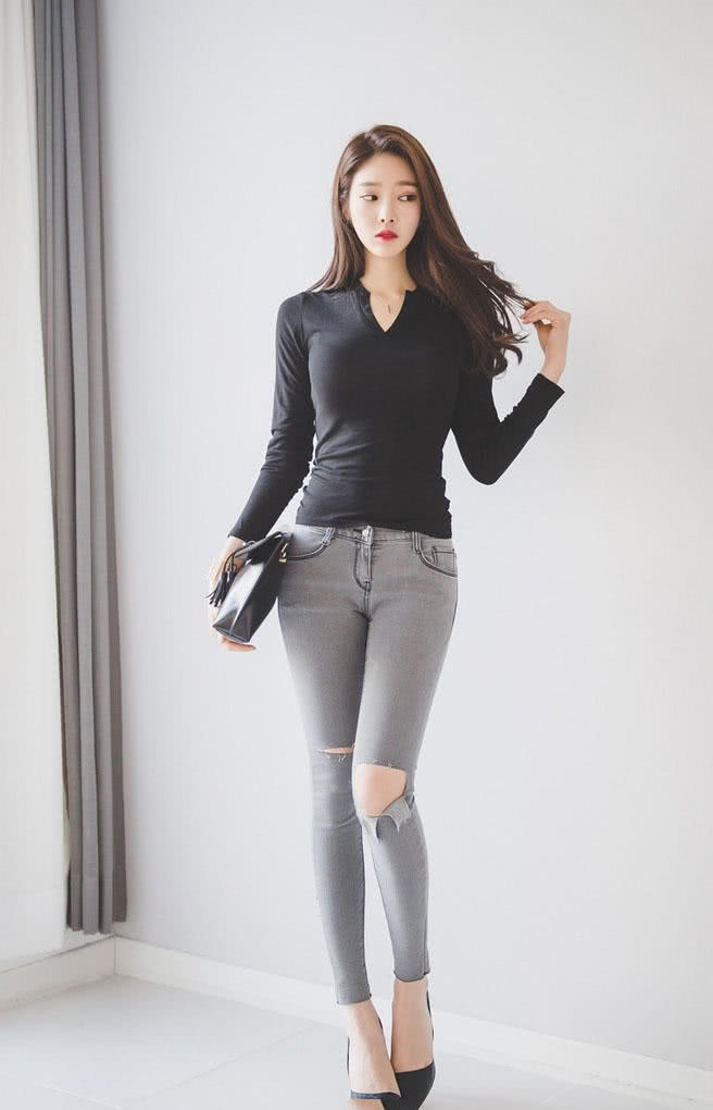 街拍紧身牛仔裤小姐姐，娇美玲珑的身材圆润紧翘，美腰纤细一只手