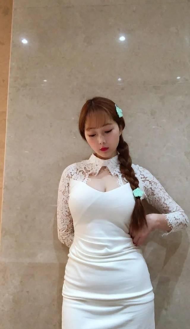  搭配一双@高跟鞋时尚又魅力，穿搭出街彰显出女性的独特韵味