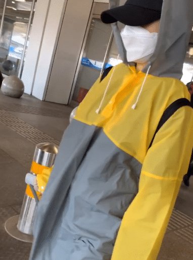 夸张@谭松韵复工, 本以为穿雨衣够夸张了, 看到手, 才知她防护做的多认真