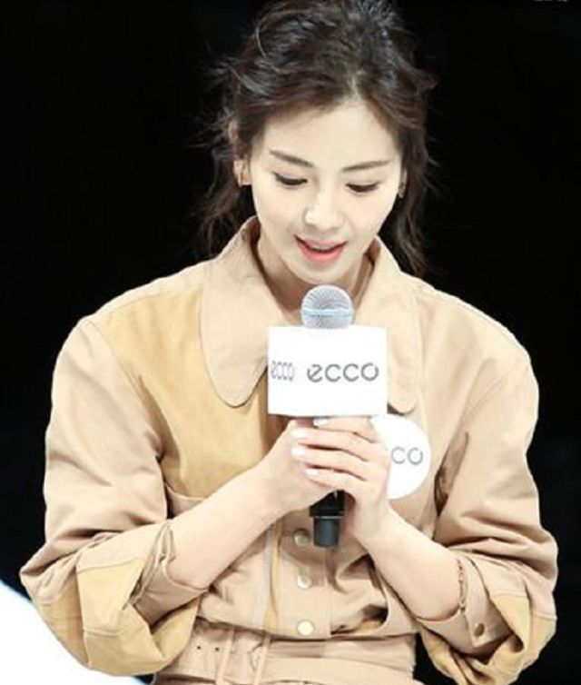 蒋欣和刘涛同穿骆色裙出席活动，网友：这差别也太大了吧！