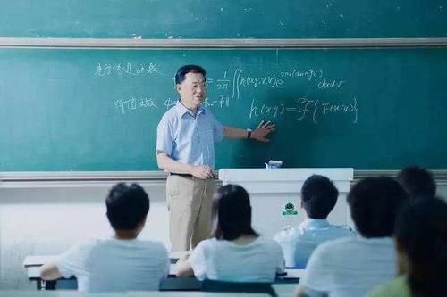  #美女#“美女校长”胡红梅的下台，为这几类教师敲响了警钟，应该反思