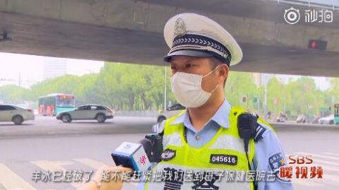 『交警』羊水破了！早高峰交警为孕妇开路安全送医