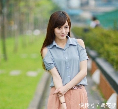 【气质】街拍小美女清纯可爱,灰色百褶裙配黑色马甲,彰显简约的气质美
