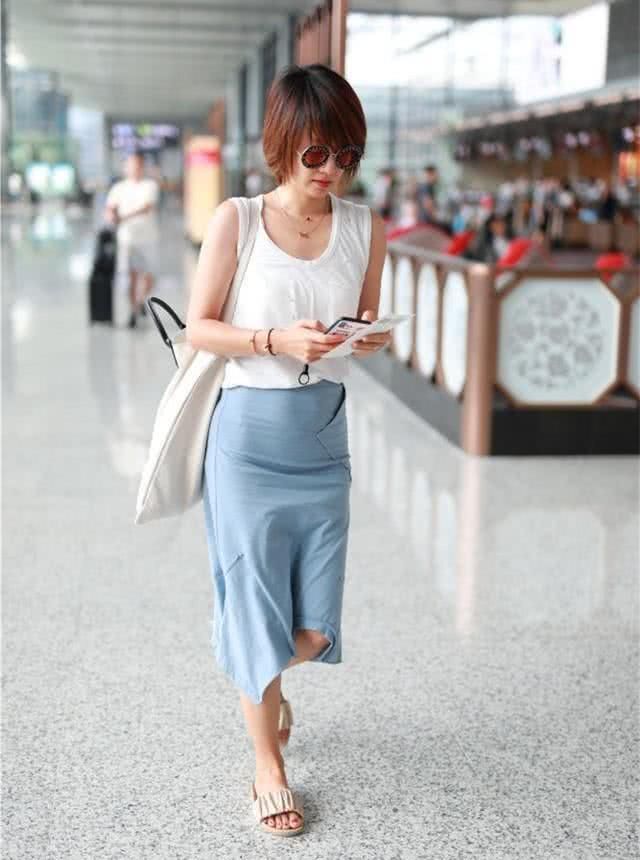 马伊琍的机场打扮总是那么随意，隆起的小腹成了焦点！