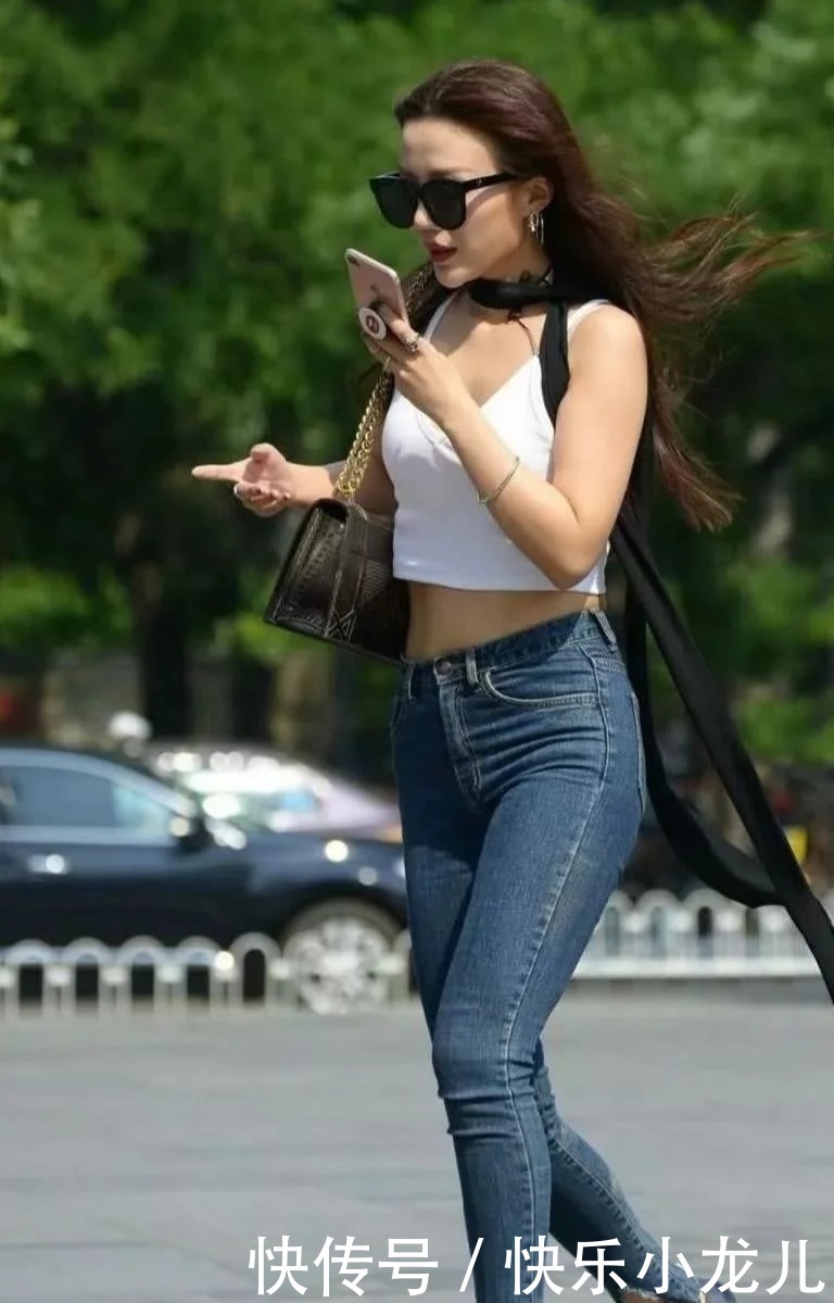  成熟|时尚穿搭： 紧身牛仔裤搭白T，女生也需要成熟帅气的美