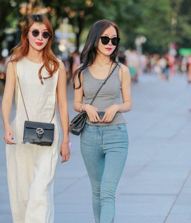  『动人』小姐姐笑容妩媚，外搭一件皮草马甲，身姿动人