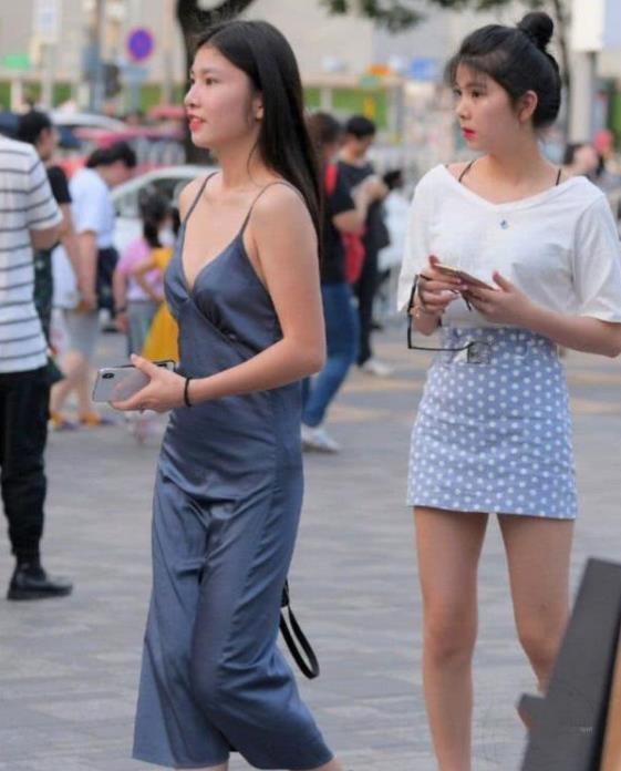  身穿|街拍：面带微笑的小美女，身穿吊带背心配黑色短裙，青春活力气息