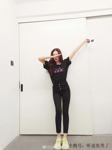 迪丽热巴这腿细到吓人!摆高难度造型拍照,柔韧度惊人,看了让人