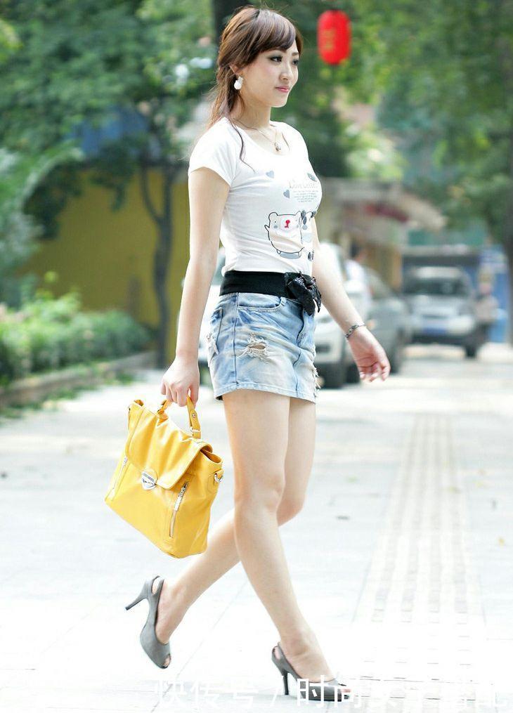 长腿妹子穿群装, 尽显魅力好身材，路人后头都说：真漂亮