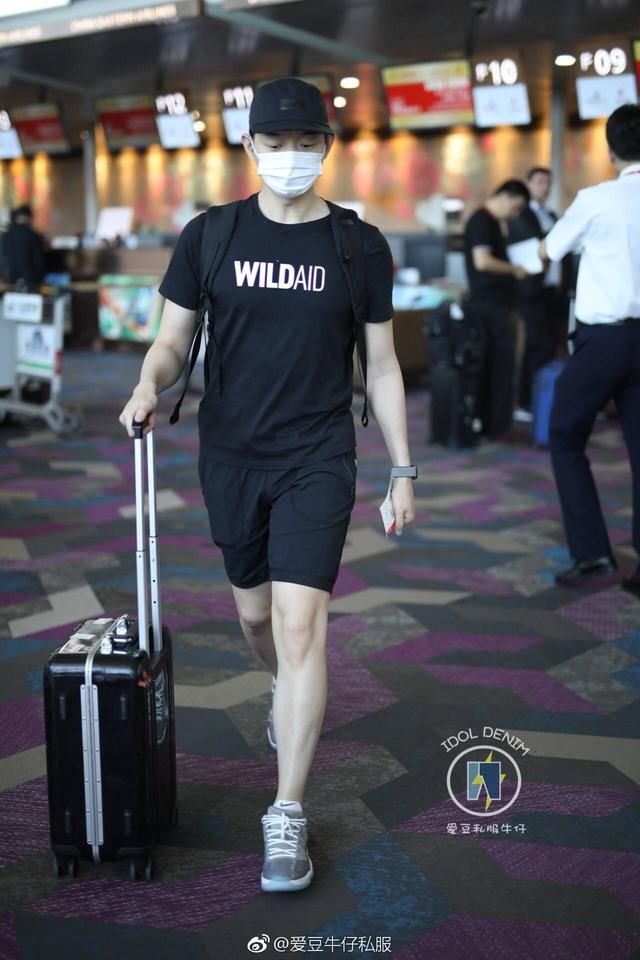 霍尊只是个柔弱美男？看了他的帅气街拍你就不会这么说！