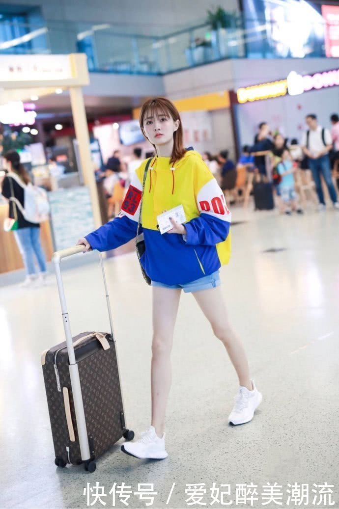 徐璐穿超短裤去机场，暴露了一双惊艳长腿，当看到她的脸我呆了！