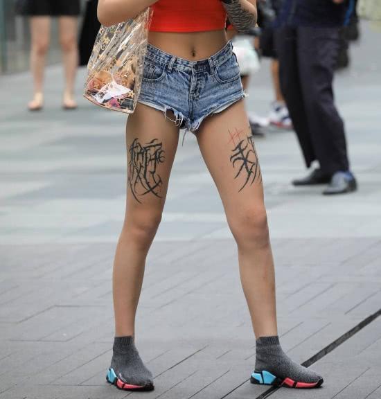 艳丽小姐姐鲜艳穿搭展现丰满浑圆的曲线，美腿上的纹身很有看头