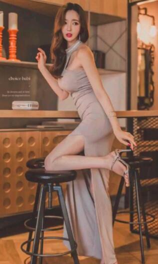 身姿丰盈的紧身裙美女，张扬时尚女人味