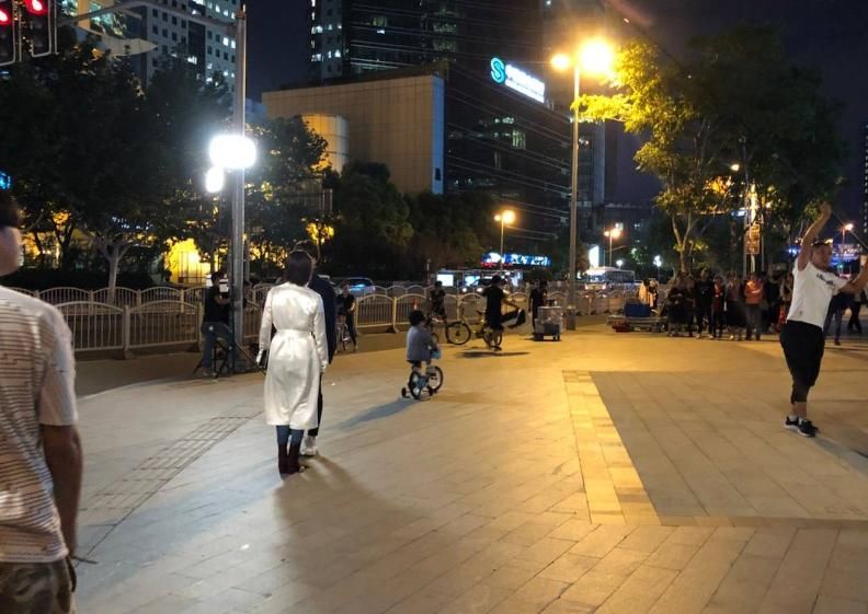 杨紫一身时尚穿搭与马天宇街头拍新戏，御姐范十足