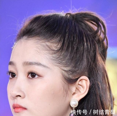 关晓彤出席某活动，身上的一处小细节，暗示了她和鹿晗的关系