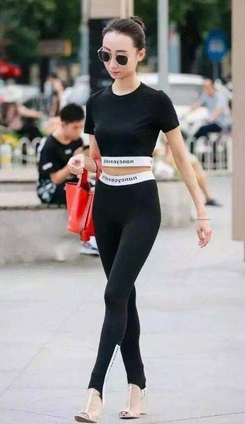 灵动甜美的打底裤美女，显得时尚靓丽，轻松秀出好身材！