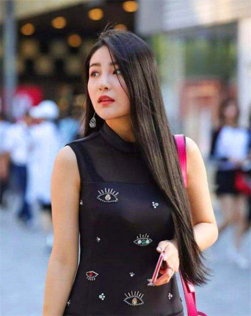 「紧身裤」街拍:肤白貌美的小姐姐,身穿半袖搭配紧身裤,尽显苗条好身材