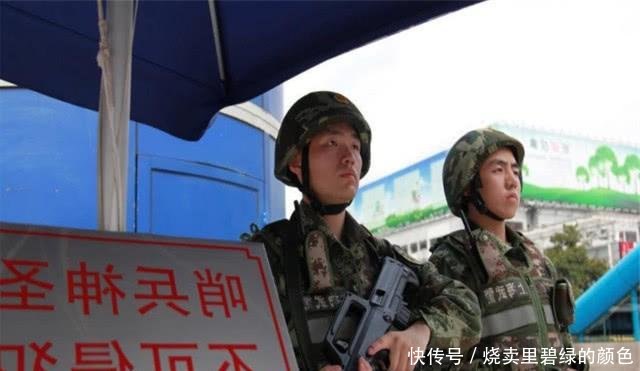 中国士兵站岗时，为什么两人只配一把枪20年前的教训太深刻