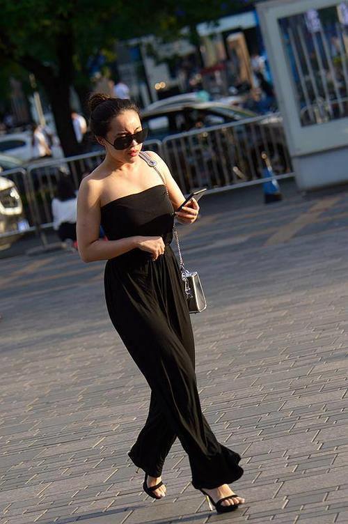 街拍,都市女郎穿露脐装配短裤清凉又性感,身材完美果然任性啊