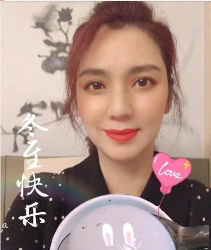  「商场」48岁洪欣打扮靓丽出门逛街，6岁女儿张晞彤长高变潮妞，母女购物出手豪气