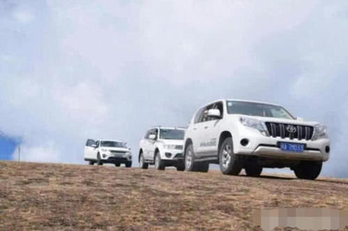 我国川藏线上这么多“弃车”，为何没人去捡？游客：看看车标就明