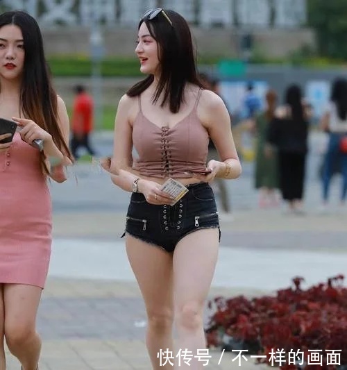 微胖小姐姐吊带紧身衣搭配超短裤，脸蛋清纯性格开朗，好迷人