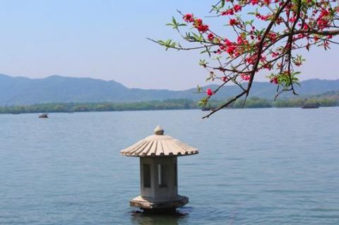 白居易的这首诗,开头14个字便惊艳了世人,美得令人心醉!