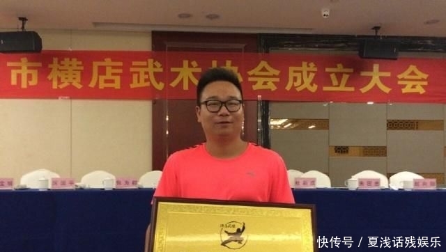  「周星驰」18岁的他放弃大学，只身到横店做群演，如今身价不菲让人羡慕
