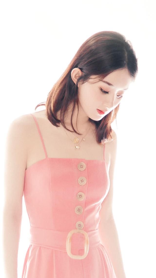 赵丽颖不过穿了套吊带连体服，气场炸裂美到爆，竟把何穗秒杀了！