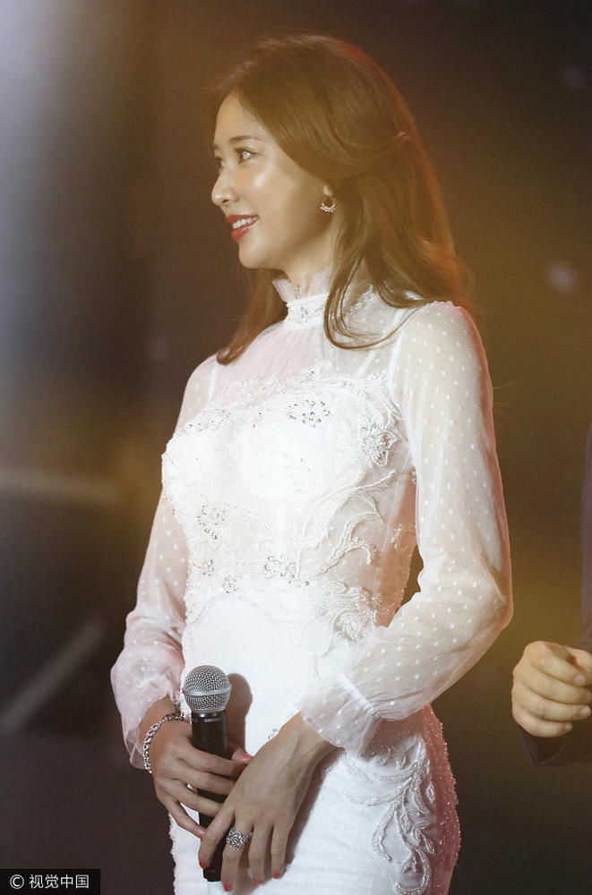 仙女本人!林志玲白裙仙范儿足